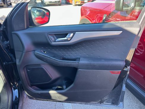 Used 2020 Ford Escape SE image 9