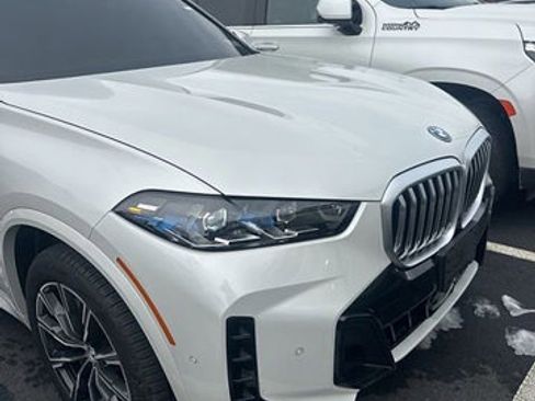 Used 2026 BMW X5 xDrive50e image 3