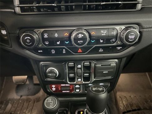 Used 2024 Jeep Wrangler Unlimited Rubicon w/ Technology Group image 18