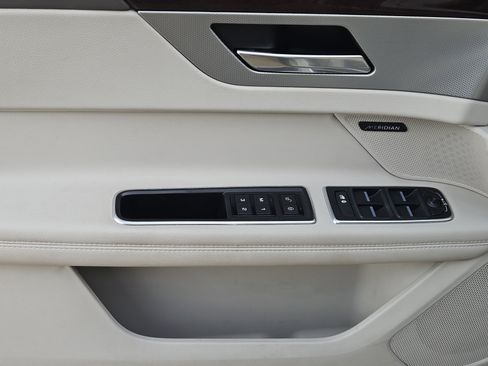 Used 2017 Jaguar XF Prestige image 25