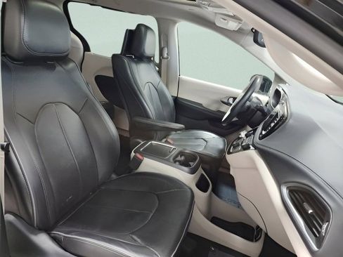 Used 2017 Chrysler Pacifica Limited w/ UConnect Theater Package image 17