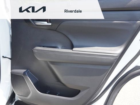 Used 2023 Toyota Highlander XLE AWD/4WD image 26