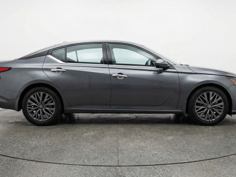 Used 2025 Nissan Altima 2.5 SV image 11