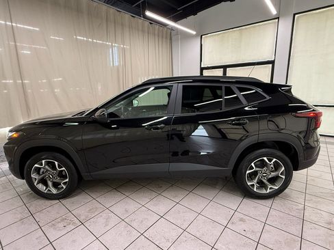 Used 2025 Chevrolet Trax LT w/ LT Convenience Package FWD image 11