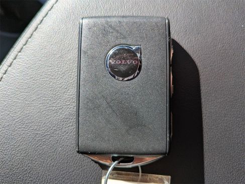 Certified 2025 Volvo XC60 B5 Plus image 30