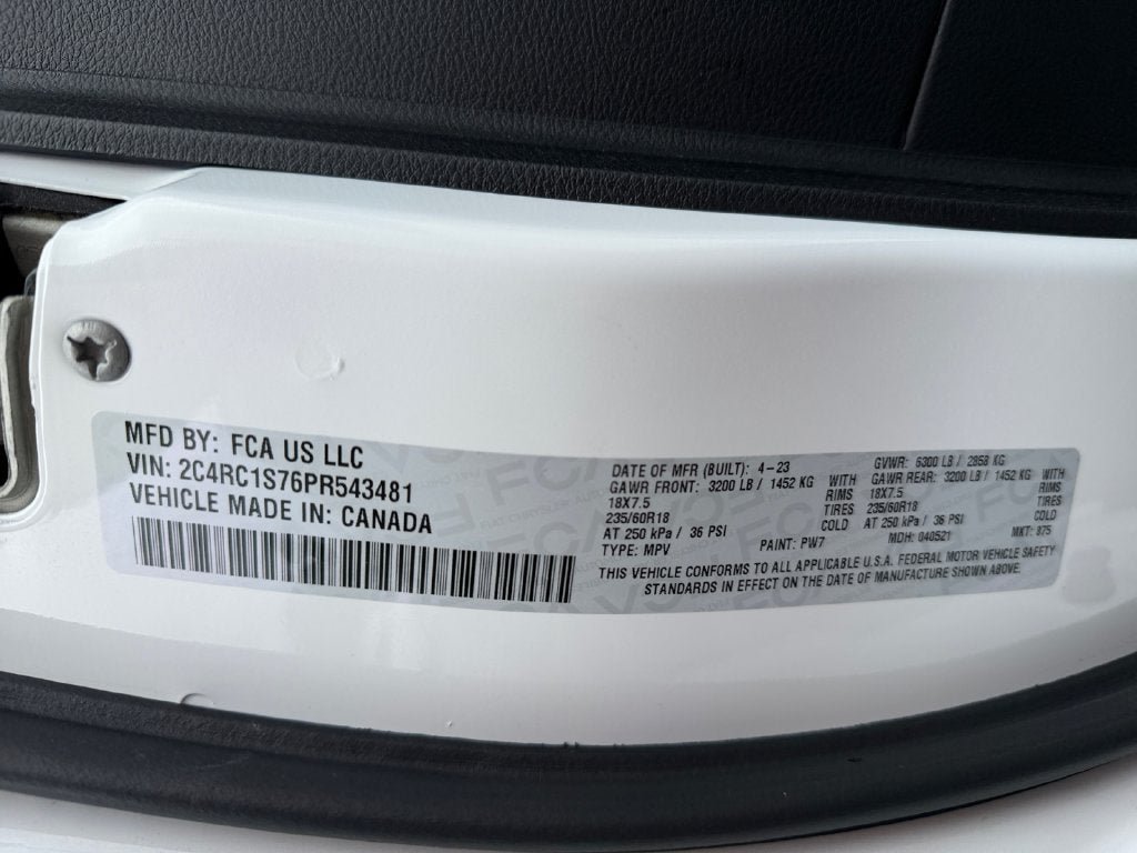 Used 2023 Chrysler Pacifica Limited w/ Uconnect Theater Family Group FWD image 37