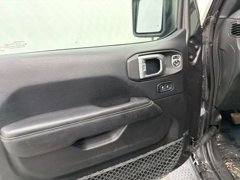 Used 2018 Jeep Wrangler Unlimited Sahara AWD/4WD image 11