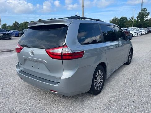 Used 2019 Toyota Sienna XLE Premium FWD image 2