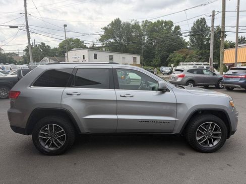 Used 2019 Jeep Grand Cherokee Laredo w/ 18" Wheel & 8.4" Radio Group AWD/4WD image 6