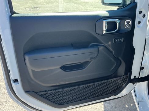 New 2025 Jeep Gladiator Sport image 11