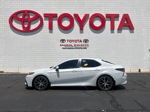 Used 2023 Toyota Camry SE FWD image 5