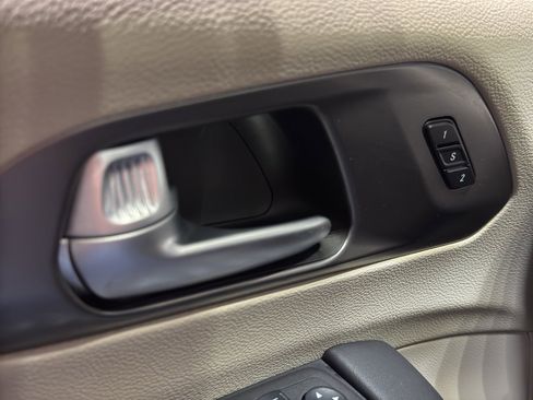 Used 2024 Chrysler Pacifica Touring-L image 34