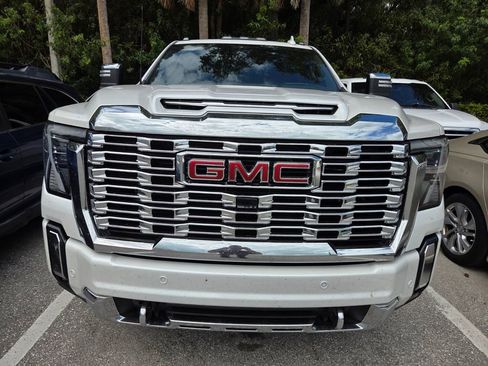 Used 2024 GMC Sierra 2500 Denali w/ Denali Reserve Package AWD/4WD image 2