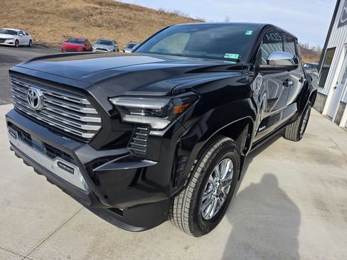 Used 2024 Toyota Tacoma Limited w/ Limited Package (LT) image 3