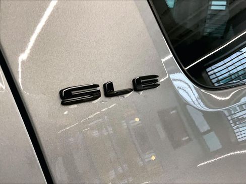 Used 2023 GMC Acadia SLE w/ Driver Convenience Package FWD image 10