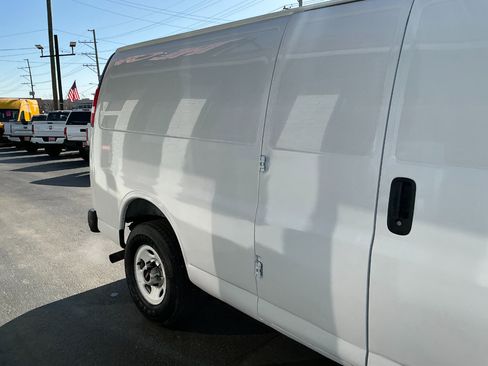 Used 2017 GMC Savana 2500 Extended image 23
