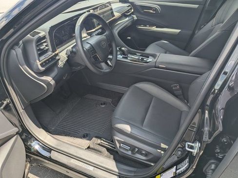 Used 2025 Toyota Crown Signia AWD/4WD image 9