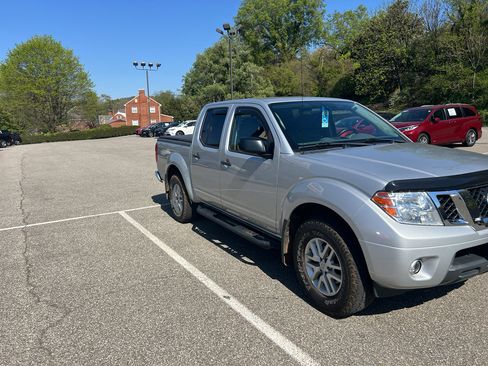 Used 2019 Nissan Frontier SV image 3