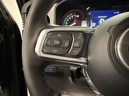 Used 2025 Jeep Wrangler Unlimited Sahara image 18