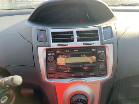 Used 2011 Toyota Yaris 4-Door Hatchback image 13