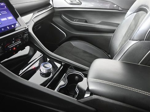 Used 2022 Jeep Grand Cherokee Altitude image 33