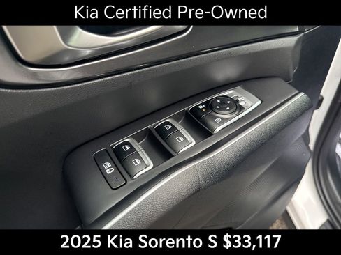 Used 2025 Kia Sorento S FWD image 13