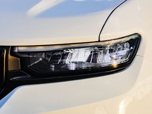 New 2025 Jeep Grand Cherokee Altitude image 5