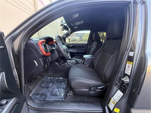 Used 2016 Toyota Tacoma TRD Off-Road w/ Premium & Technology Package image 7