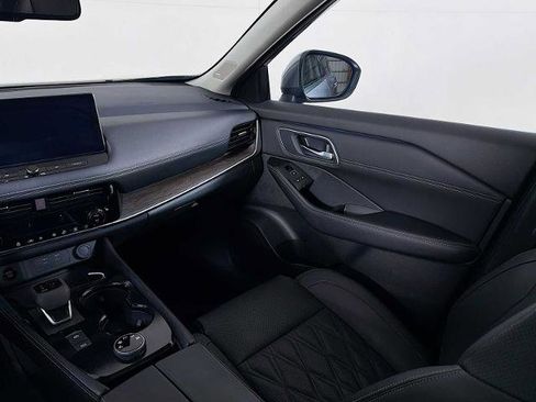 Certified 2025 Nissan Rogue Platinum image 21