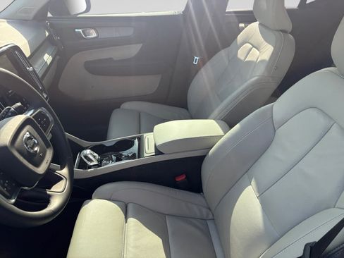 Used 2023 Volvo XC40 B5 Plus AWD/4WD image 6