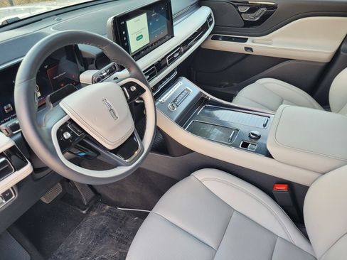 Used 2026 Lincoln Aviator AWD image 11