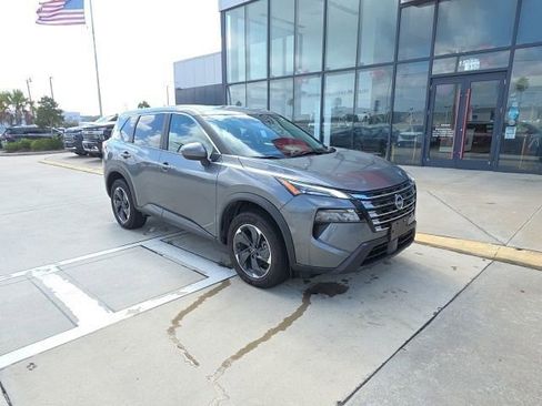 Used 2024 Nissan Rogue SV image 3