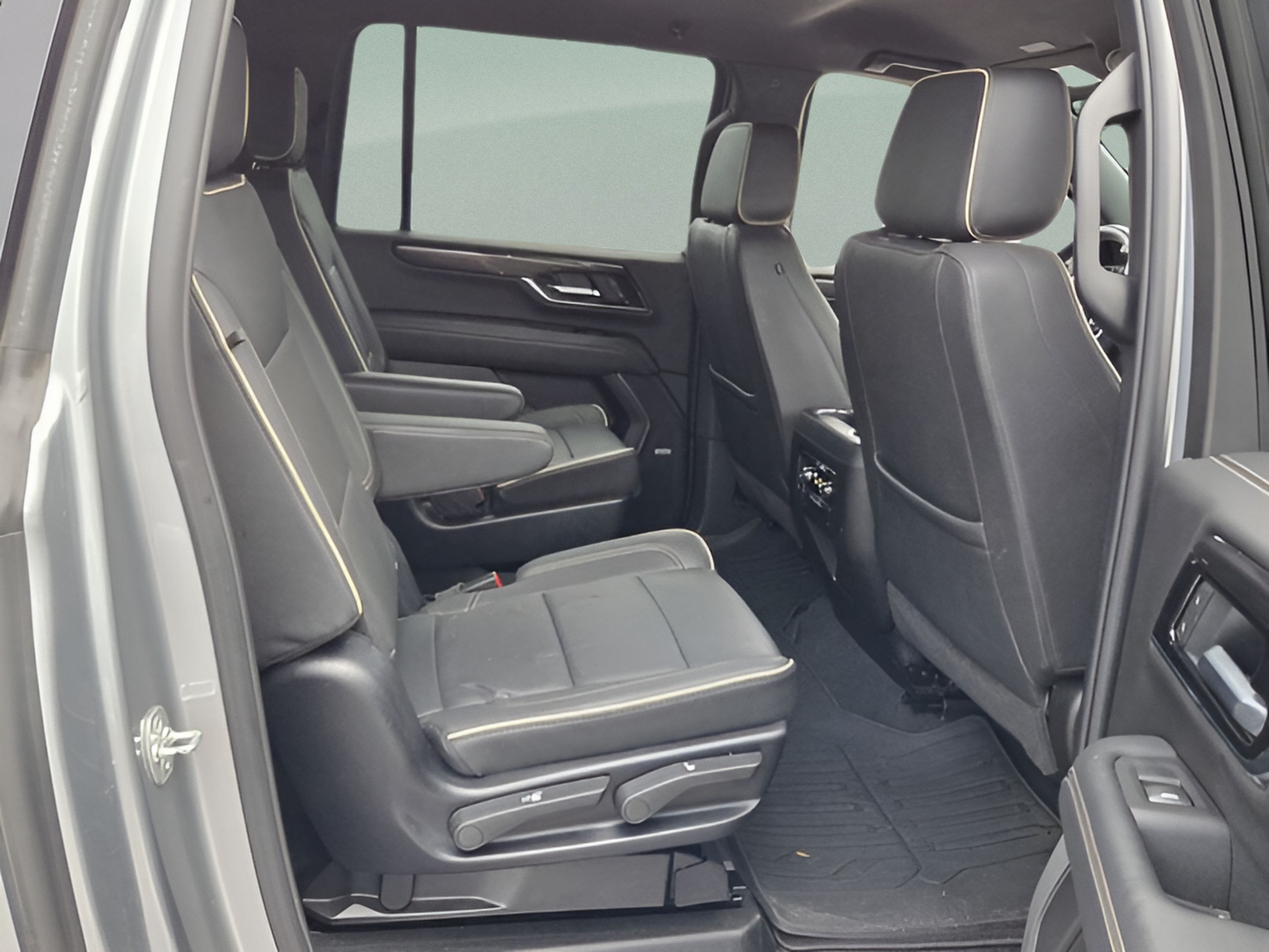 Used 2025 GMC Yukon XL Elevation AWD/4WD image 17