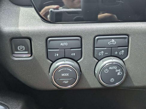 Used 2023 Chevrolet Silverado 1500 LT w/ Leather Package AWD/4WD image 25