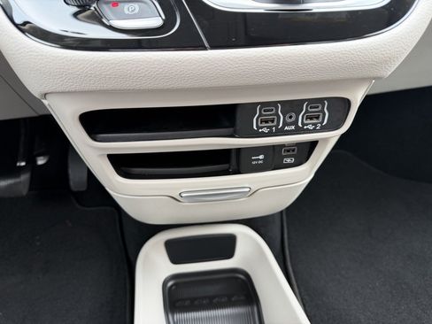 Used 2022 Chrysler Pacifica Touring-L image 25