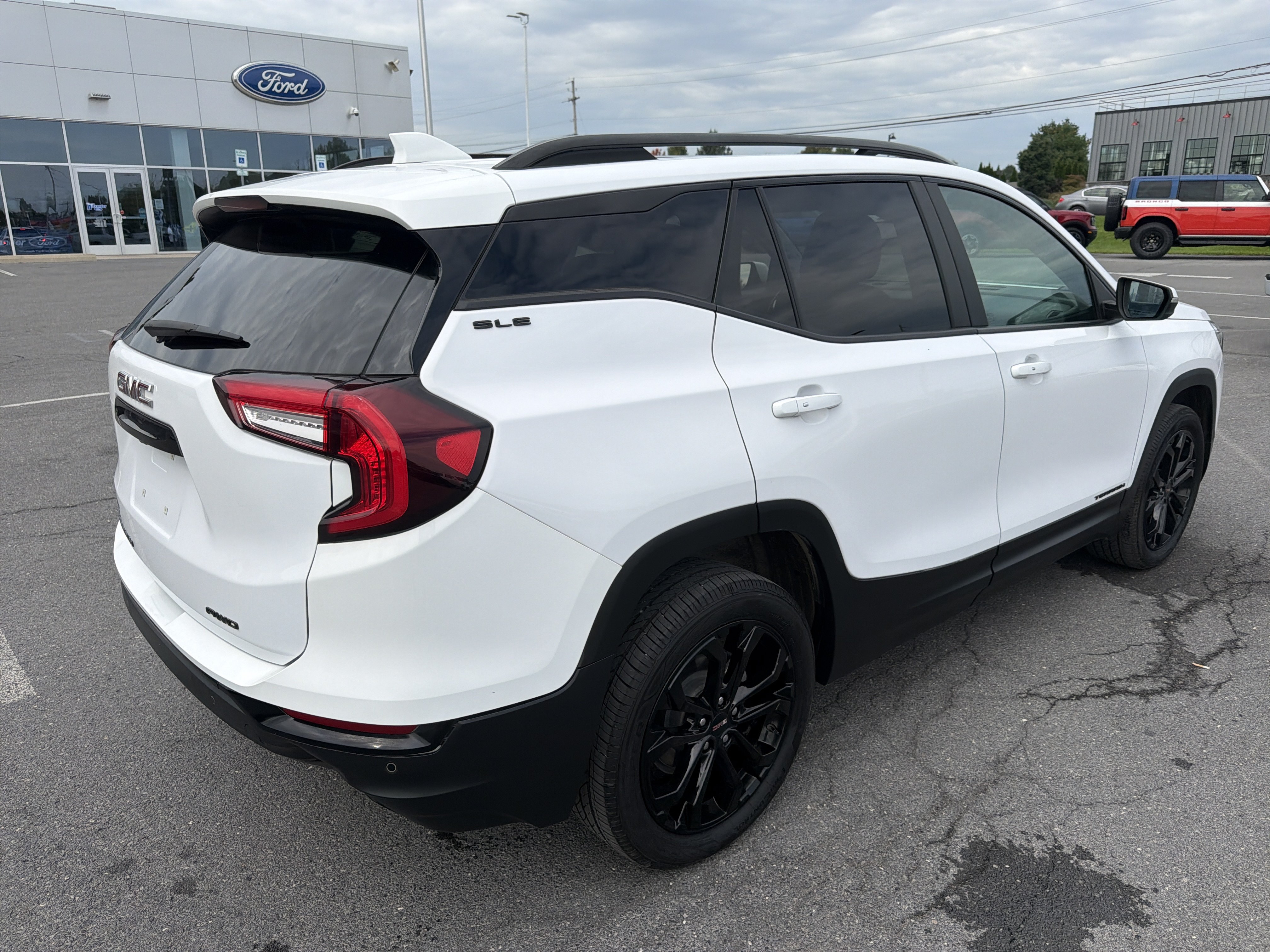 Used 2022 GMC Terrain SLE w/ Driver Convenience Package AWD/4WD image 3