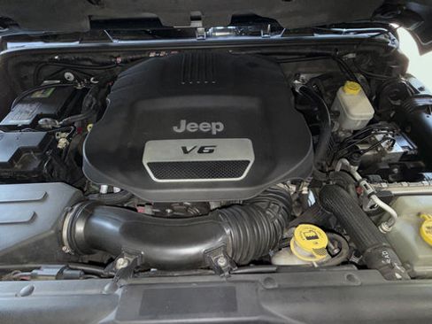 Used 2013 Jeep Wrangler Unlimited Sahara w/ Connectivity Group AWD/4WD image 21