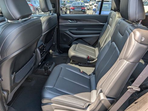 Used 2025 Jeep Grand Cherokee L Limited image 17