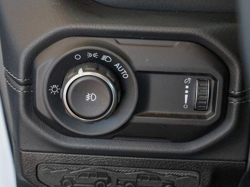 Used 2025 Jeep Wrangler Sahara image 28