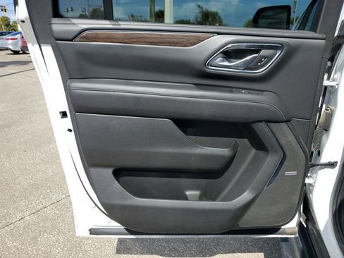 Used 2023 Chevrolet Suburban Premier image 16