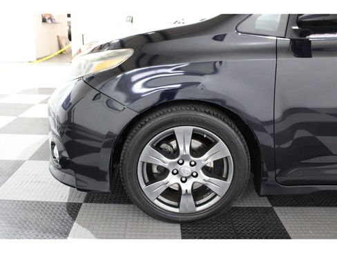 Used 2017 Toyota Sienna SE image 9