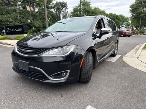 Used 2019 Chrysler Pacifica Limited w/ Advanced Safetytec Group FWD image 3