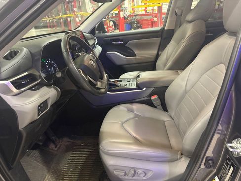 Used 2023 Toyota Highlander XLE image 5