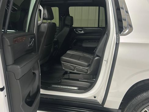 Used 2022 Chevrolet Suburban LT w/ Luxury Package image 9