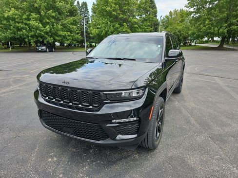 Used 2023 Jeep Grand Cherokee Limited w/ Black Appearance Package AWD/4WD image 2