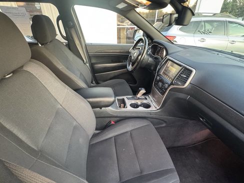 Used 2017 Jeep Grand Cherokee Laredo w/ Quick Order Package 23E image 11