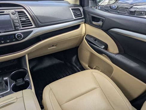 Used 2016 Toyota Highlander XLE FWD image 17