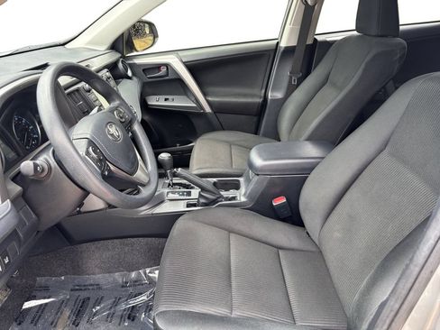 Used 2018 Toyota RAV4 LE FWD image 9