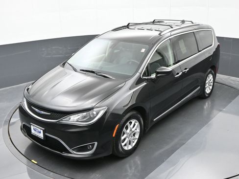 Used 2020 Chrysler Pacifica Touring-L image 32
