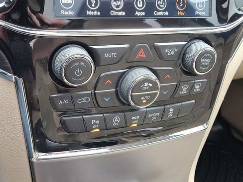 Certified 2019 Jeep Grand Cherokee Limited w/ Luxury Group II image 22